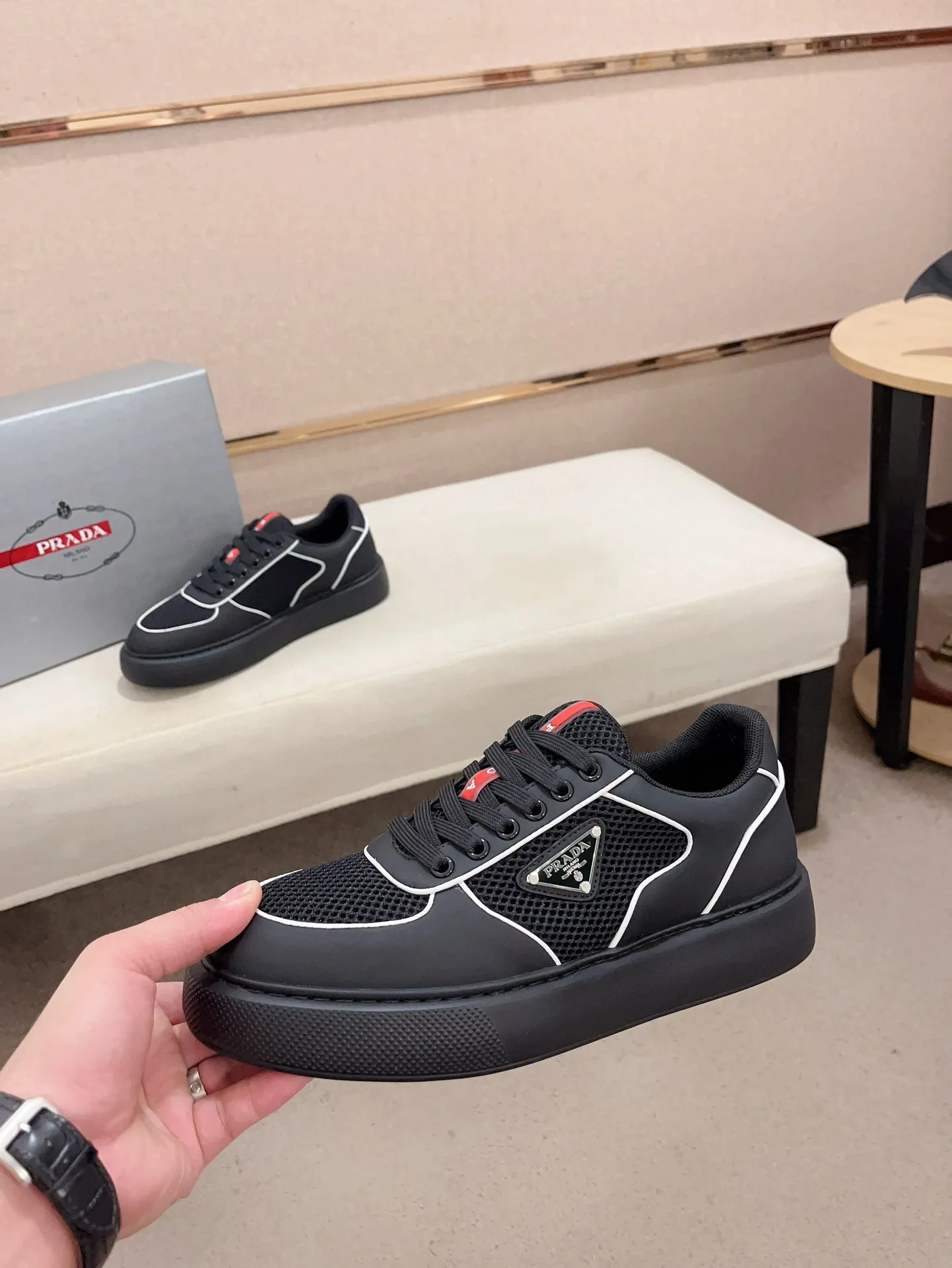 Men's shoes 💰 580💰 ✔️✔️✔️High-quality new PRADA counters are launched at the same time. The new men's shoes and 😘fabrics are selected from first-layer cowhide and are made by pure handicrafts. Lining: Full cowhide lining. 👍🏿 High-end ☄️ air-cushion molded anti-slip rubber outsole, exquisite lines, simple and elegant, comfortable and high-end for leisure travel. Code number: 38 to 44 (45 can be customized)